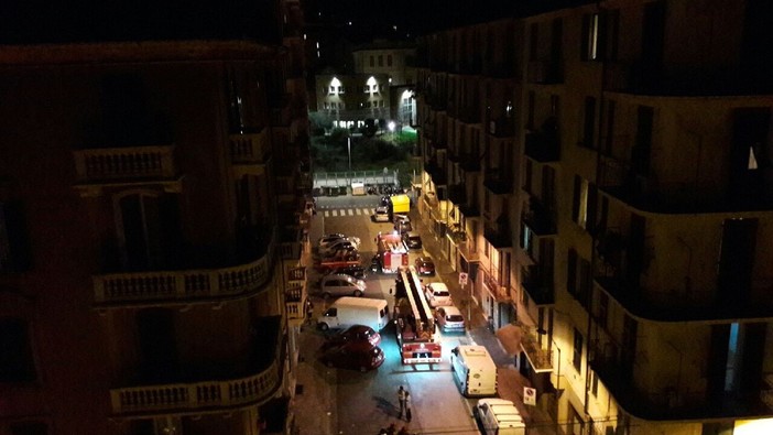 Savona: cornicione pericolante in via Amalfi, Vigili del Fuoco intervengono e fanno sgomberare le auto