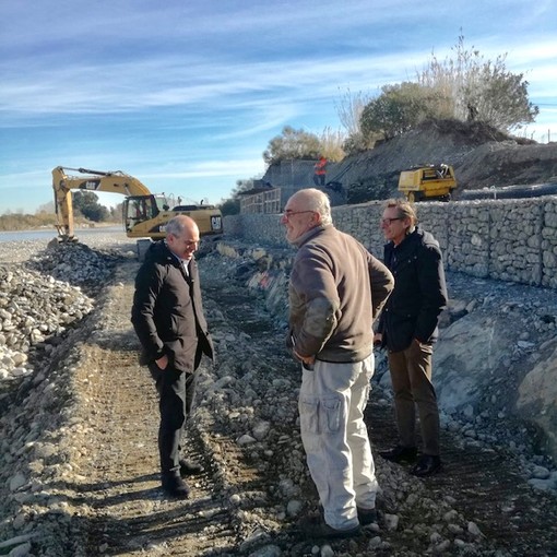 Albenga, messa in sicurezza del torrente Arroscia nella zona di Lusignano: sopralluogo del primo cittadino Cangiano e del vice sindaco Tomatis