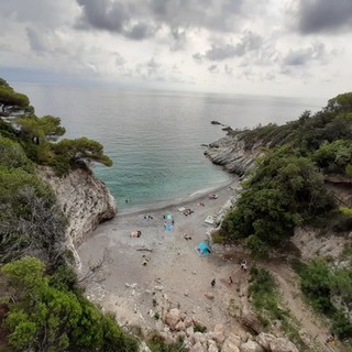 Bergeggi, intrusione nella spiaggia di punta Prodani: accesso presidiato dalle guardie giurate nei weekend