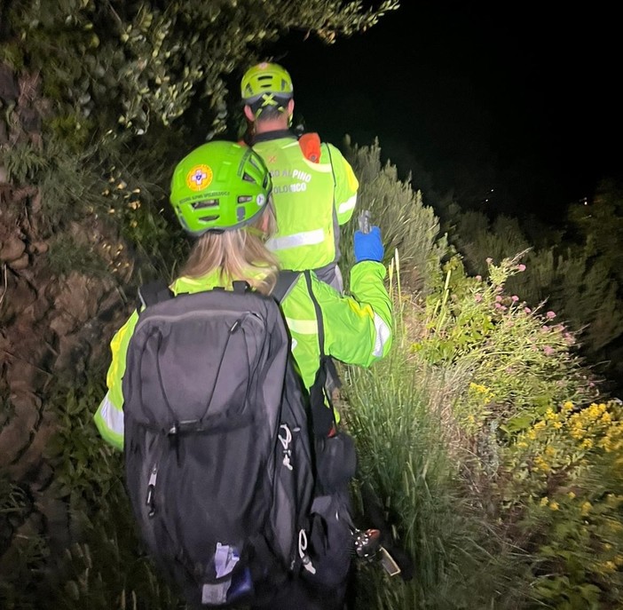 Cambio ora, le raccomandazioni del Soccorso Alpino: "Nei boschi il buio arriva prima, pianificate l'escursione con cura"