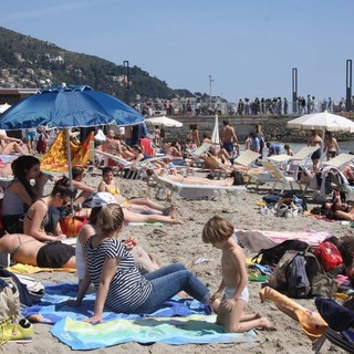 Divieto di fumo in spiaggia, Codacons: "9 italiani su 10 sono favorevoli"