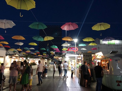 Grande affluenza al Molo 8.44 per la prima serata dello Street Food Festival (FOTO) Grande affluenza al Molo 8.44 per la prima serata dello Street Food Festival (FOTO)