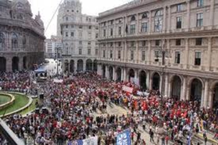 Sciopero europeo a Genova: iniziato il comizio in una piazza De Ferrari gremita Sciopero europeo a Genova: iniziato il comizio in una piazza De Ferrari gremita