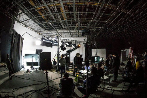 Scuole di regia: le competenze che il cinema contemporaneo richiede ai nuovi talenti