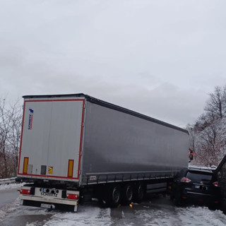 Neve in Val Bormida, due mezzi pesanti in avaria sul Cadibona: traffico ripristinato