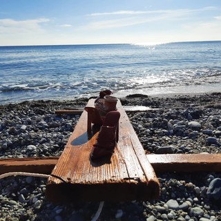 Una zattera e le scarpette rosse che navigano sul mare di Celle: l'iniziativa dei ceramisti cellesi (FOTO e VIDEO) Una zattera e le scarpette rosse che navigano sul mare di Celle: l'iniziativa dei ceramisti cellesi (FOTO e VIDEO)