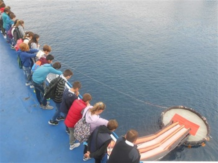Successo per il progetto “Sezione Blu”: i ragazzi delle superiori collaborano con la Capitaneria per la tutela del mare