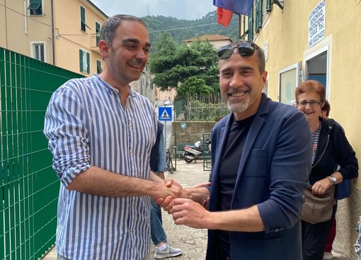 La stretta di mano, simbolico passaggio di consegne il giorno dell'elezione tra il nuovo sindaco (a sinistra) e il vecchio (a destra)