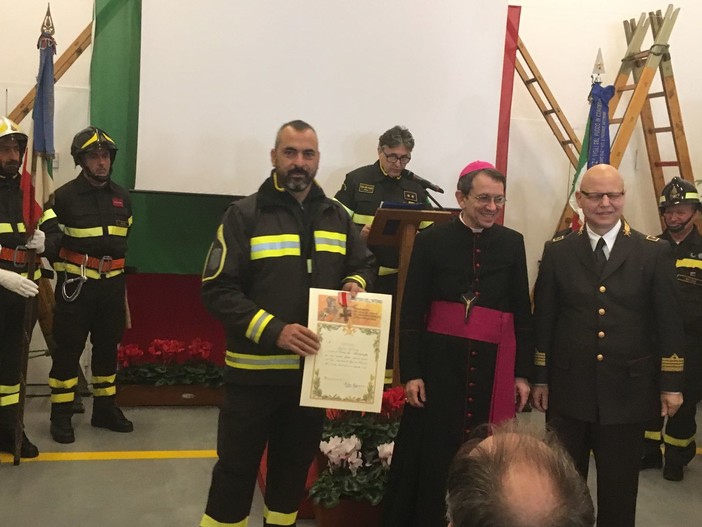 Festa di Santa Barbara: "Vigili del fuoco e Marina Militare svolgono un ruolo insostituibile" Festa di Santa Barbara: "Vigili del fuoco e Marina Militare svolgono un ruolo insostituibile"