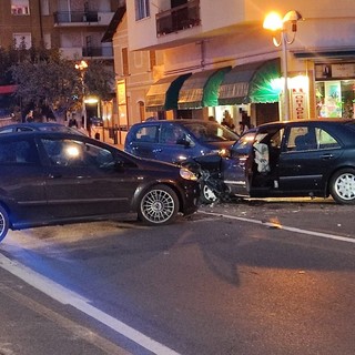 Pietra, scontro frontale tra auto sulla via Aurelia: due feriti al Santa Corona, traffico in tilt (FOTO)