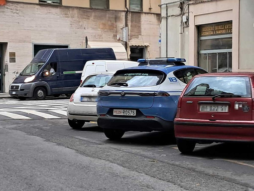 Scippi a Savona, Calcagno (Italia Viva) al centrodestra: "Se vogliono trovare chi deve garantire la sicurezza dei savonesi vadano a citofonare a Palazzo Chigi o al Viminale" Scippi a Savona, Calcagno (Italia Viva) al centrodestra: "Se vogliono trovare chi deve garantire la sicurezza dei savonesi vadano a citofonare a Palazzo Chigi o al Viminale"