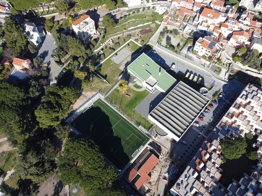 In copertina il sito dove si trovano attualmente le scuole medie. In allegato le elementari "Pertini" in costruzione nel 1959 e ora