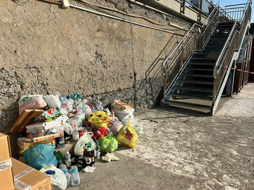 Spotorno, spiaggia delle Fornaci presa d'assalto ma manca ancora la struttura: "Così è terra di nessuno" (FOTO)