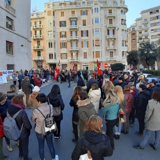 Savona, sit-in dei lavoratori della scuola in piazza Saffi: "Rischiamo una vera emergenza"