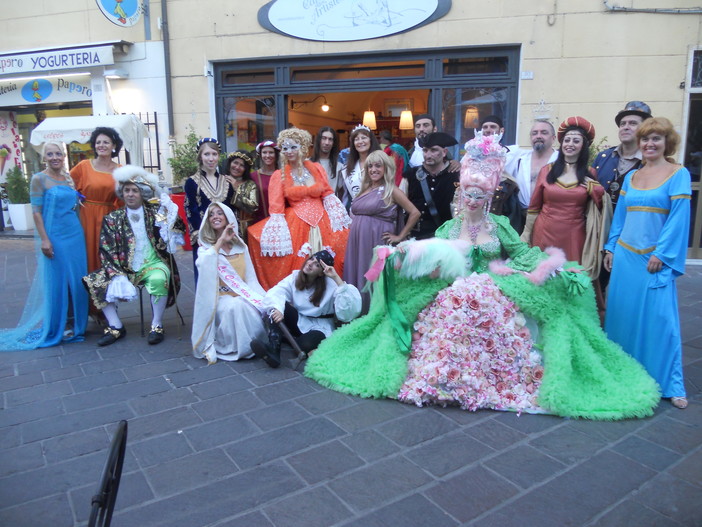 Pietra Ligure, successo per la "sfilata multiepoca" a Le "Cafè des artistes" Pietra Ligure, successo per la "sfilata multiepoca" a Le "Cafè des artistes"