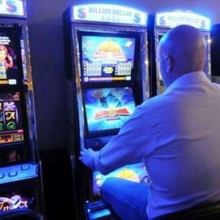 Videopoker e slot machine in funzione già dal mattino presto. Non tutti rispettano l'ordinanza del sindaco ad Albenga Videopoker e slot machine in funzione già dal mattino presto. Non tutti rispettano l'ordinanza del sindaco ad Albenga