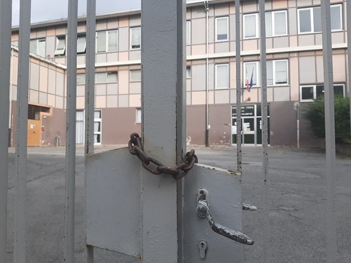 Scuola chiusa per sciopero contro il Green Pass: la sorpresa in piazzale Moroni a Savona nel primo giorno di lezioni