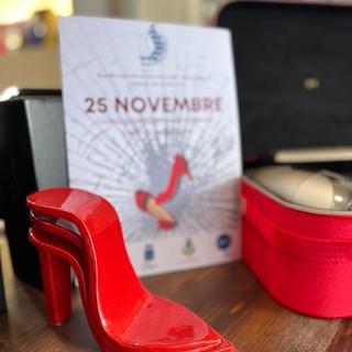 Giornata internazionale contro la violenza sulle donne, le scarpette rosse nelle vetrine dei commercianti delle Albisole: "Per un momento di riflessione"