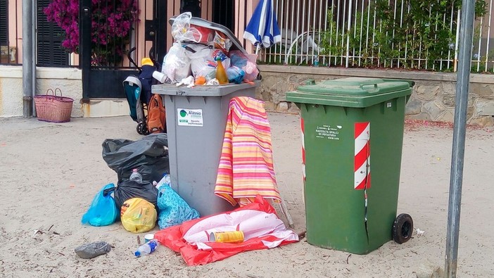 Continua il turismo "low cost" sulle spiagge savonesi Continua il turismo "low cost" sulle spiagge savonesi