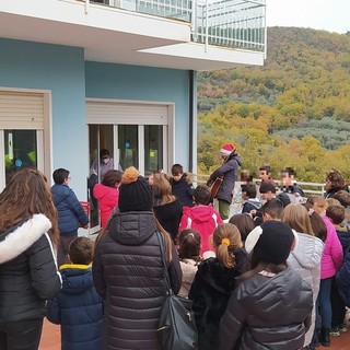 Giustenice, i bimbi delle scuole alla Casa di Cura Valverde per augurare buone feste (FOTO)
