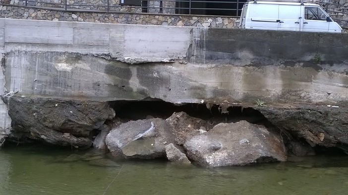 Tovo San Giacomo il maremola ha distrutto il muro della Strada Provinciale 4 via Rembado