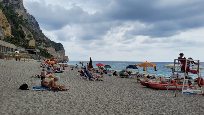 Finale, al Malpasso scoppia il caso dell’accesso al mare: un “tuffo vietato” riaccende il dibattito