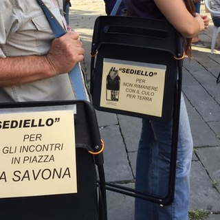 A Savona arriva "il sediello" per gli incontri in piazza: il M5S risponde al sindaco con ironia