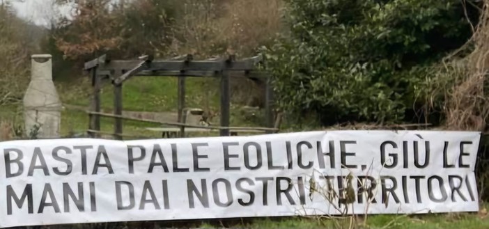 Altare sempre più unita contro il parco eolico "Bric Surite": in paese compaiono striscioni di protesta Altare sempre più unita contro il parco eolico "Bric Surite": in paese compaiono striscioni di protesta