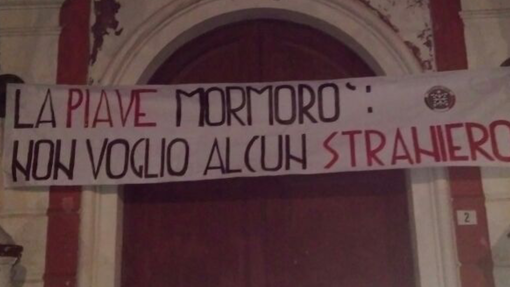 Albenga: striscioni di CasaPound alla Piave contro l'insediamento di profughi nell'ex caserma Albenga: striscioni di CasaPound alla Piave contro l'insediamento di profughi nell'ex caserma