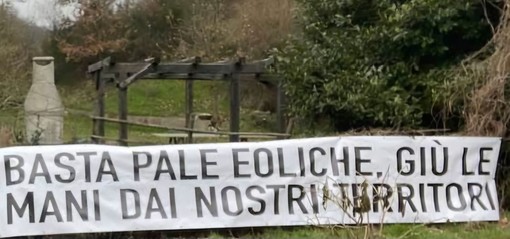 Altare sempre più unita contro il parco eolico &quot;Bric Surite&quot;: in paese compaiono striscioni di protesta