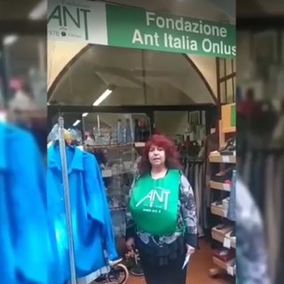 Albenga, solidarietà alle donne iraniane dall’Ant: tagliano i capelli e pronunciano “Donne Vita Libertà” (VIDEO)