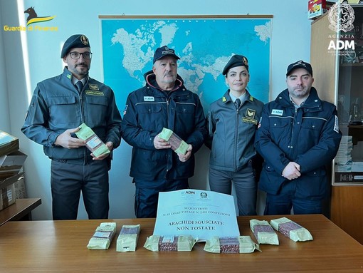 Sequestrati 600 kg di arachidi provenienti dalla Cina: rilevata la presenza di aflatossina in quantità superiori ai limiti UE Sequestrati 600 kg di arachidi provenienti dalla Cina: rilevata la presenza di aflatossina in quantità superiori ai limiti UE