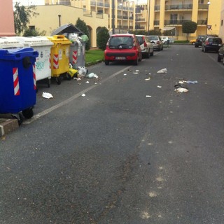 Albenga: rifiuti sparsi in viale 8 marzo