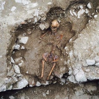 Gli studenti romani visitano il sito della "Strega bambina" di Albenga