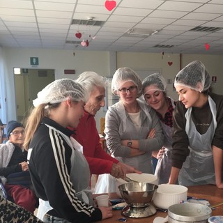 Alassio, bimbi e studenti dell'alberghiero adottano i nonni della Residenza protetta