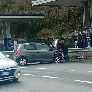 Schianto contro il guardrail in Aurelia tra Savona e Albissola: auto semi distrutta, nessun ferito