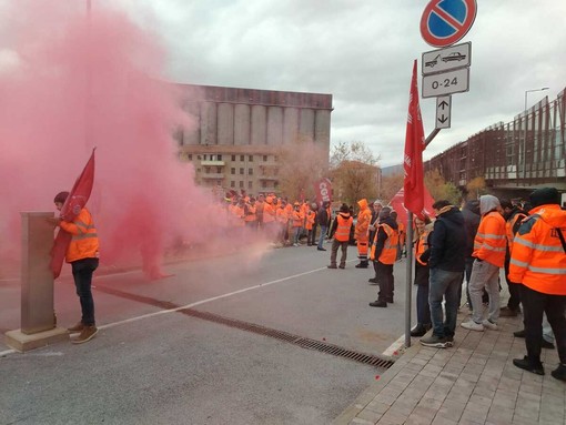 Part-time in Vado Gateway, un gruppo di portuali: "Il silenzio dell'Autorità Portuale è assordante, torneremo senza remore ai varchi"