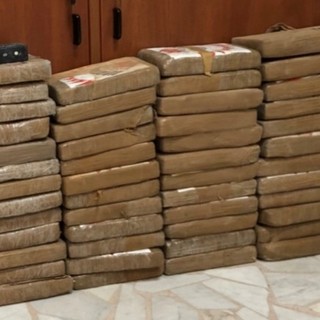 Vado, stoccaggio e recupero cocaina in porto: arrestato mentre sta per scappare all'estero