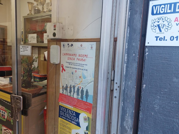 Savona, scassinano la porta di un'autoscuola ma non riescono ad entrare: nuovo tentato raid dei ladri Savona, scassinano la porta di un'autoscuola ma non riescono ad entrare: nuovo tentato raid dei ladri