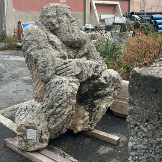 Finale, ancora non riposizionata la statua del poeta Ganduglia. Guzzi: “Due anni nei magazzini comunali, mancanza di rispetto”