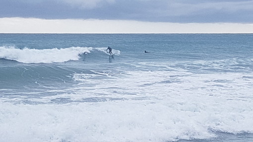 I surfisti di Alassio e Laigueglia 'sfidano' l'allerta meteo (FOTO)