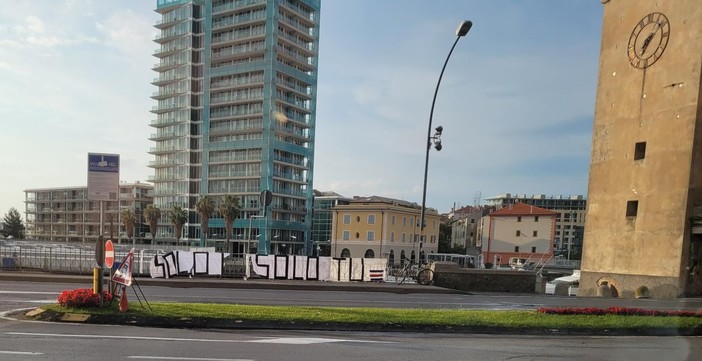 Ceduta la Sampdoria, a Savona i tifosi festeggiano con uno striscione: "Solo io. Solo tu"