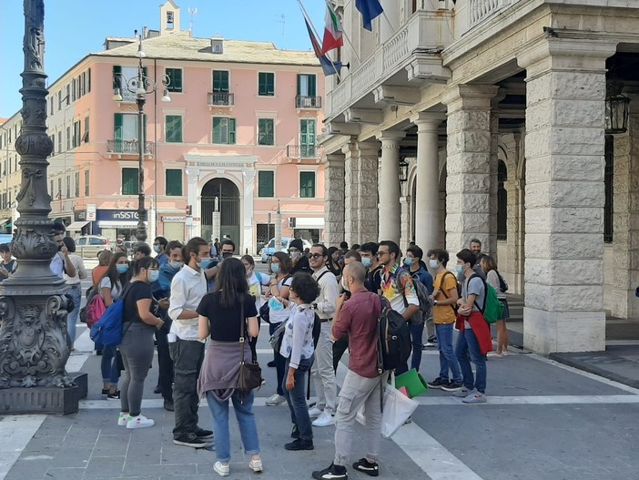 "Vogliamo organizzazione": sit in di protesta degli studenti in piazza Sisto per una scuola sicura "Vogliamo organizzazione": sit in di protesta degli studenti in piazza Sisto per una scuola sicura