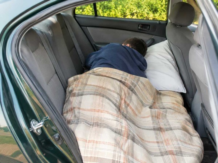 Un lavoro stabile, nessuna casa: la storia di un savonese: "Dormo in auto, è impossibile affittare"
