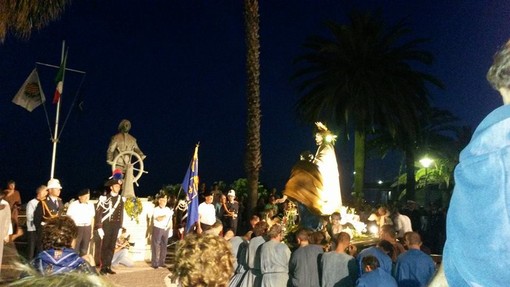 Il saluto della statua di San Pietro al monumento ai marinai sul lungomare Migliorini