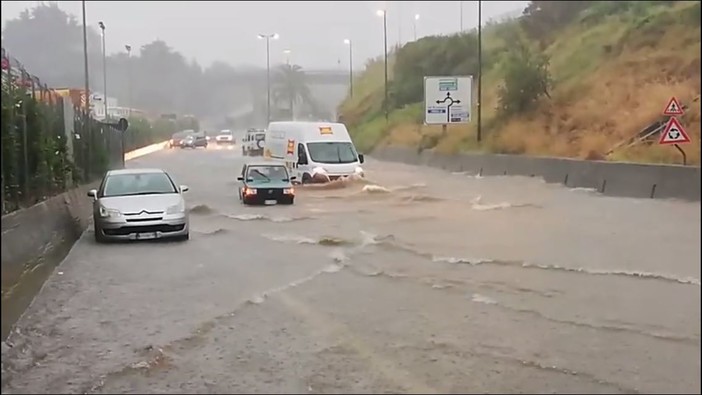 Allerta meteo, violenti temporali sulla costa: allagamenti e disagi a Savona  (AGGIORNAMENTI IN CORSO)