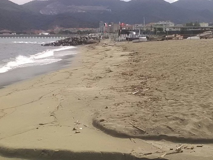 Savona, il mare di parte di via Nizza torna balneabile, il sindaco Russo revoca l'ordinanza di divieto Savona, il mare di parte di via Nizza torna balneabile, il sindaco Russo revoca l'ordinanza di divieto