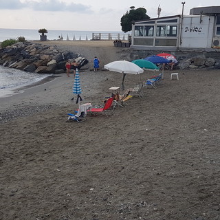 Spiagge libere ad Albenga: la prenotazione è fai da te e in prima fila