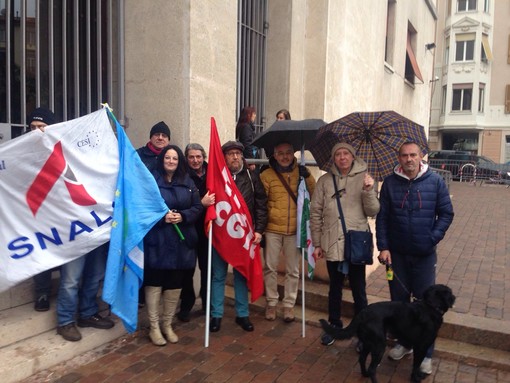 "Basta precarietà nella scuola, è l'unica cosa stabile", presidio davanti alla prefettura di Savona: "Il Governo intervenga"