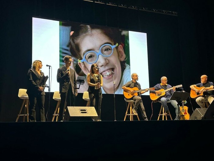 Pietra Ligure, serata di beneficenza in Piazza San Nicolò tra musica e comicità